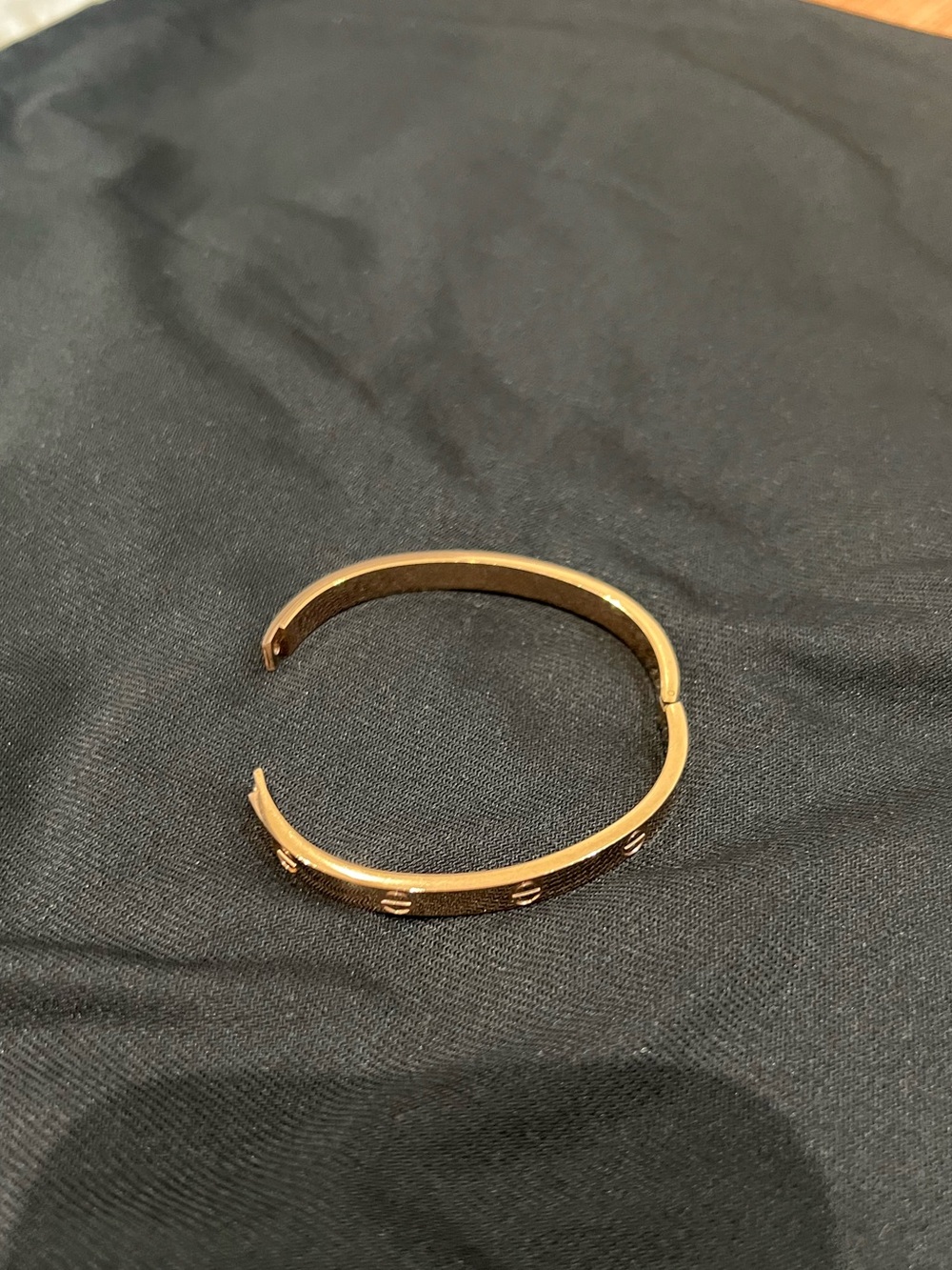 Beautiful Rose Gold Screw Motifs looks
Fashion Bangle for women - Picture 5 of 5